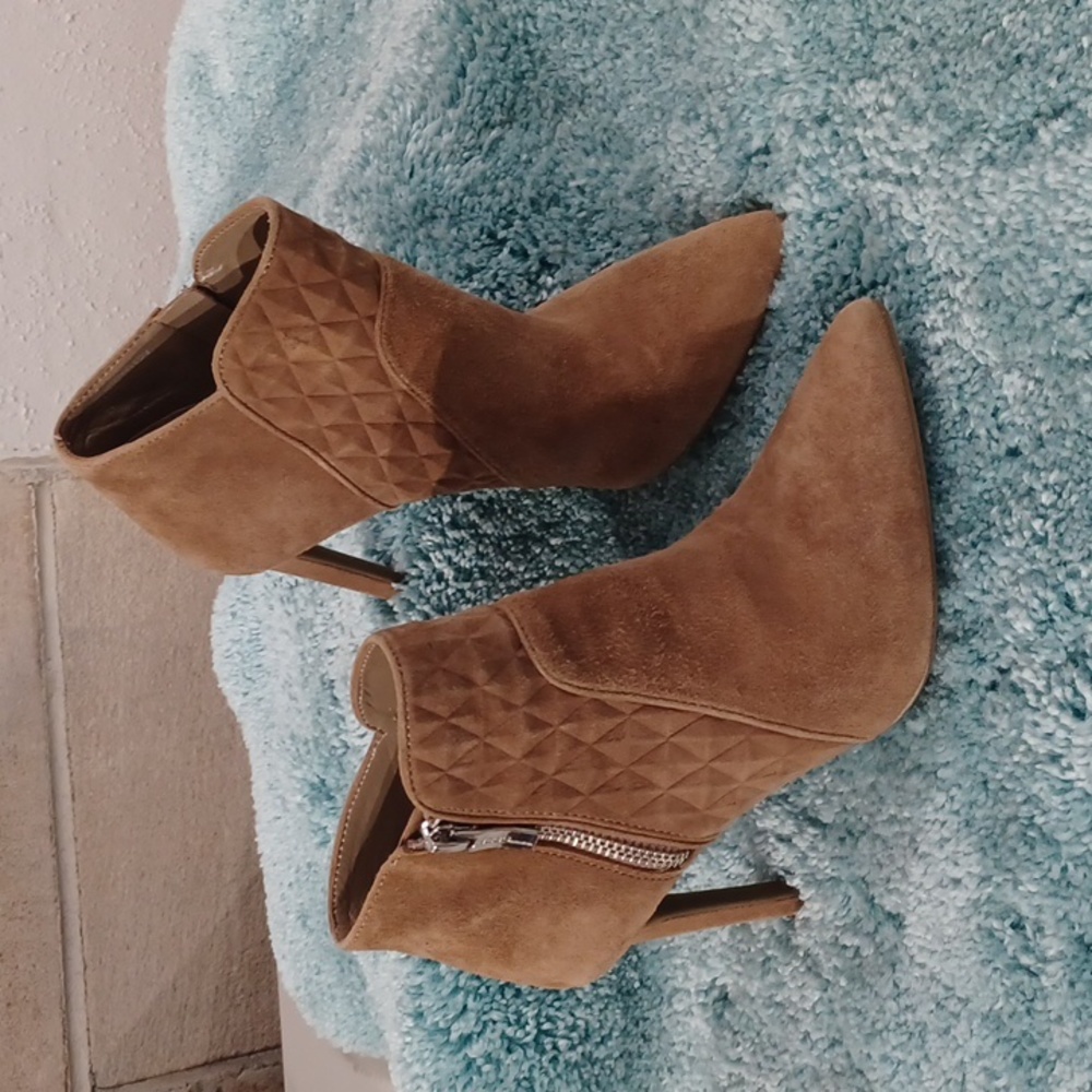 BCBGENERATION Women's Tan Suede Leather CHAMELEON Stiletto Booties Size 6M